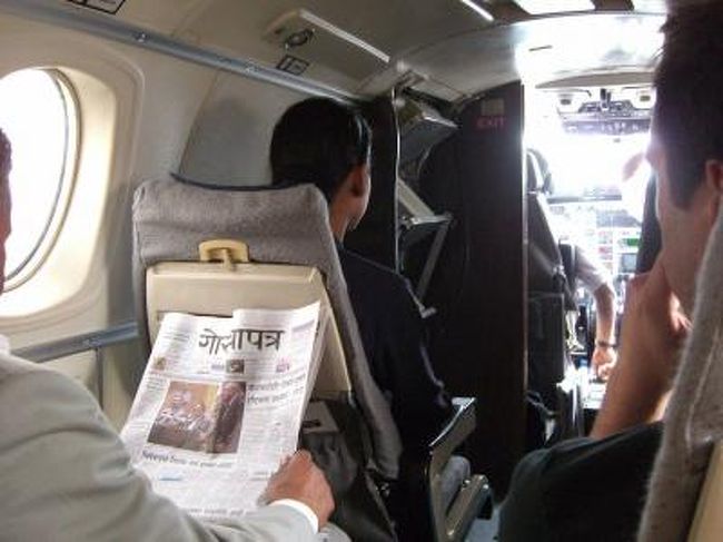 左の一番前に座っているのが客室乗務員（旧称：スチュワーデス）。離陸後飲み物と新聞のサービス。