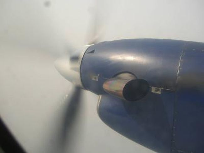 僕のすぐ横でプロペラがブ〜〜〜〜〜ン。<br />耳栓あってよかった、とてもうるさい！<br />ポカラまで30分の飛行。