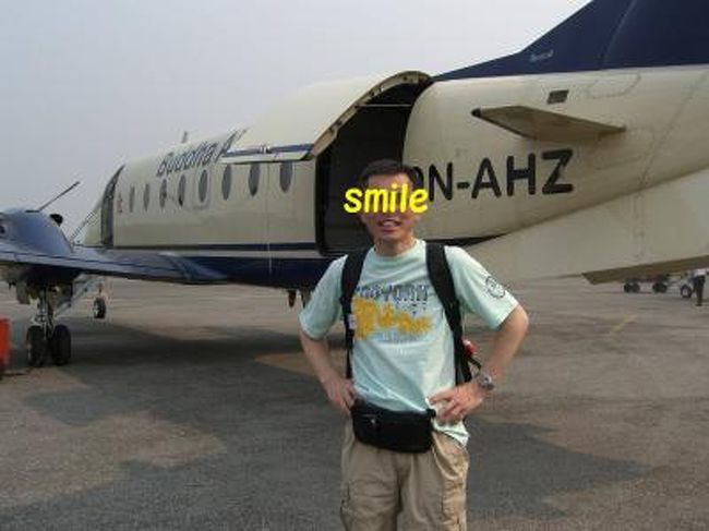 ポカラの空港にて。<br />駐機場から建屋（ターミナルビル？）までは、徒歩移動。