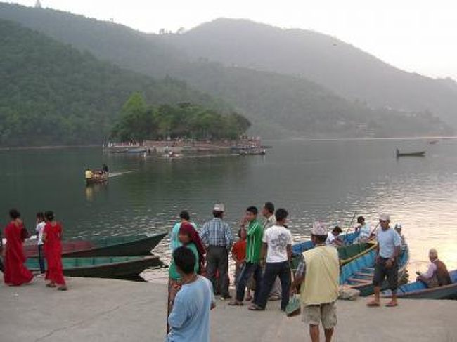 フェワ湖<br />少し沖にある島に「寺院｣があり、船で渡る。