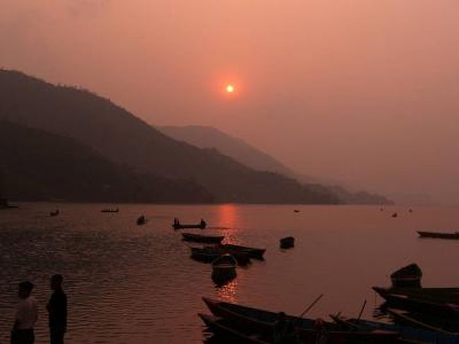 フェワ湖　夕暮れ