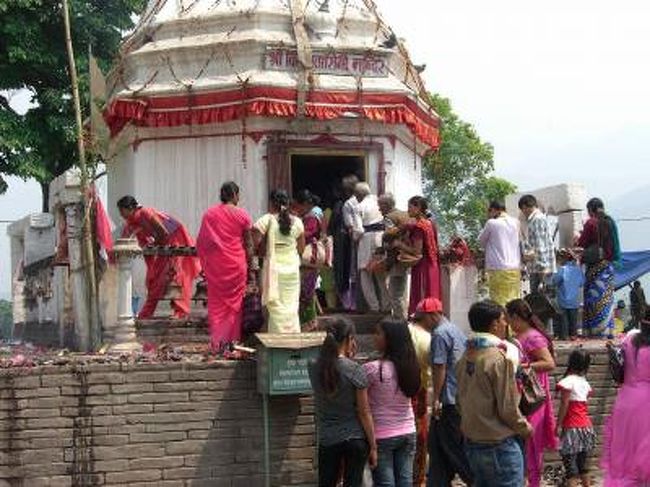 たくさんの方が一心不乱にお祈りする<br />あの建物の中に、誰がいるの？