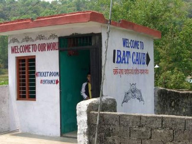 すぐ近く、もうひとつの洞窟。<br />「BAT＝こうもり」の洞窟