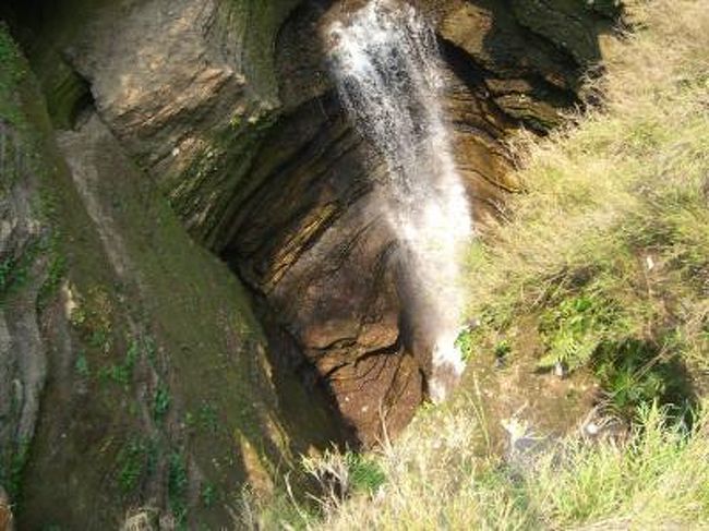 滝です。<br />いまは乾季のため、水量は少ないとのこと。