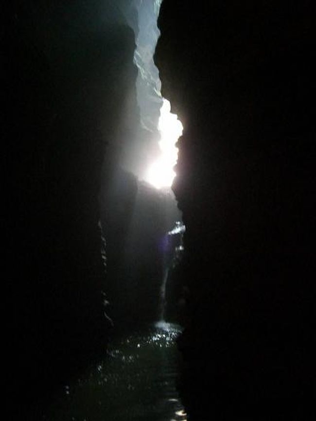 滝が流れ込んでいる穴を、裏側から見ることができる