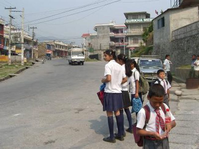 小学生〜高校生はしっかり制服を着ている。