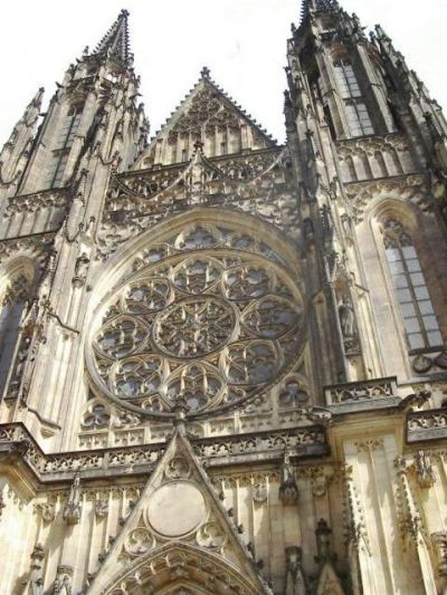 プラハ城！<br />聖ヴィート大聖堂。<br />門のそばにある為　全部カメラに納まらないや(× ×)<br /><br />