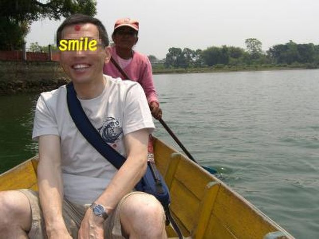 レイクサイドに戻り、手漕ぎの船で対岸へ