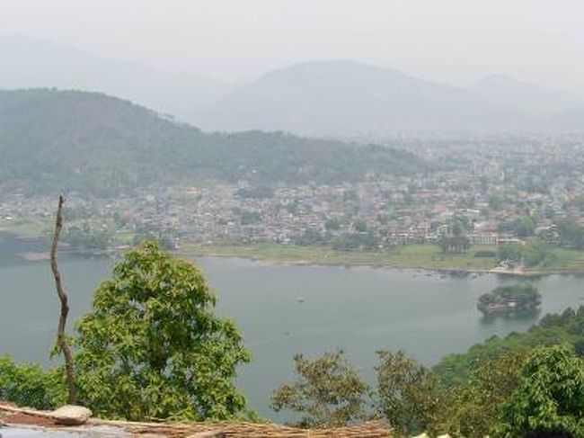 対岸から日本山妙法寺に登る。その途中からフェワ湖を見る