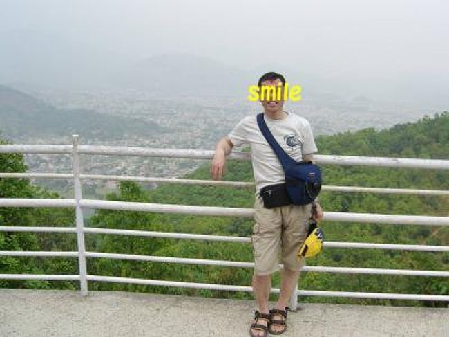 途中で休憩しながら1時間半で、山頂へ。<br />山頂からポカラの街を見下ろす。<br />