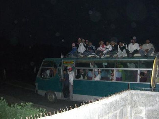 夜、レストランから道を見ていると、超満員のバス。<br />屋根に乗るのは当たり前･･･