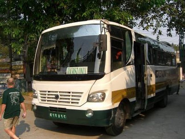 ポカラからカトマンズへ利用したバス。<br />ツーリスト向けのデラックスバス。