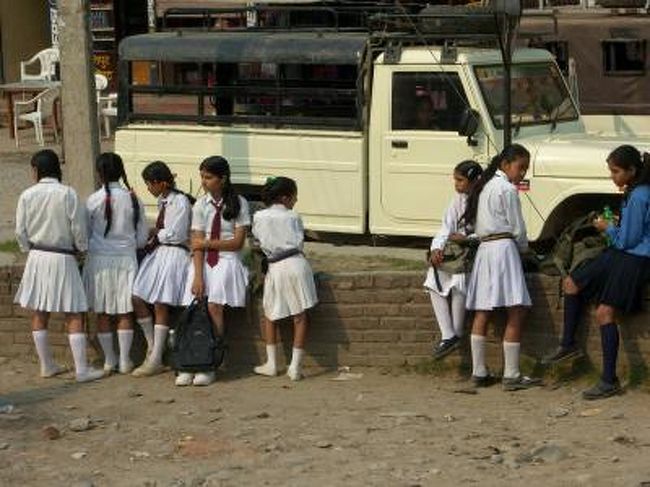 走り出すと、制服を着た学生を見かけた