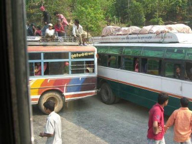 突然バスが止まる。<br />見ると地元のバスが道をふさいでいる。事故か？と思いきや、バスの運転手と乗客がけんかしているそうだ。（ガイドの人が状況を聞きに言ってくれた）<br />個人の都合で、道を通行止めにする！！！<br />これもネパールではよくあるそうだ。<br />しばらくの後（15分くらいかな）、ほんの少しの隙間（道路の端）をすり抜けて、カトマンズへGO!