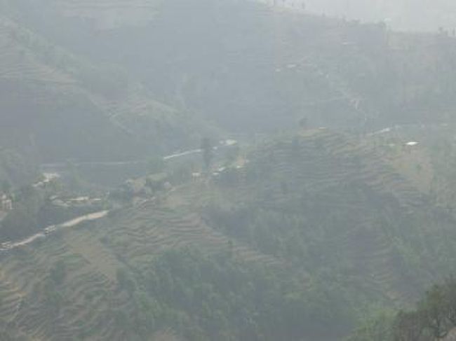 高いところをバスが行く。絶景<br />それにしても、狭いところに･急な斜面に畑がびっしり。<br />