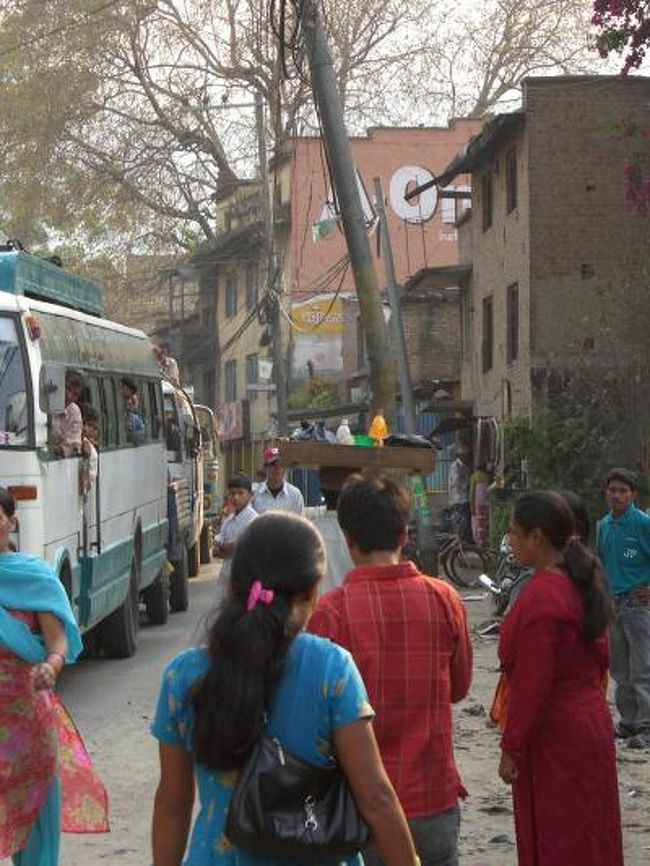 カトマンズにちかづいたところで、またバスが止まる。なかなか動かない。状況を聞くと、かなり先から渋滞だって。一時間は動かないと･････<br />確かに1時間後、少しづつ動き出した。