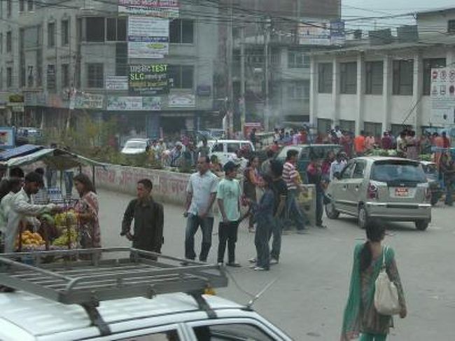 予定到着時刻の午後3時を3時間半遅れて、カトマンズへ到着。<br />人も車も多い。