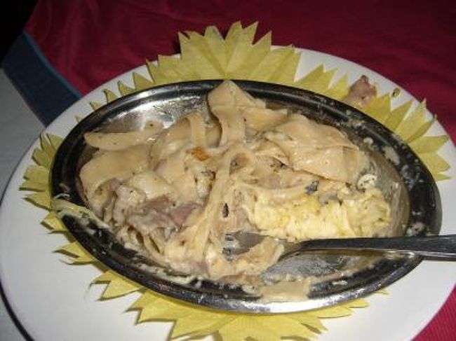 カルボナーラの味付けは普通だったが、パスタがきしめんみたいだった