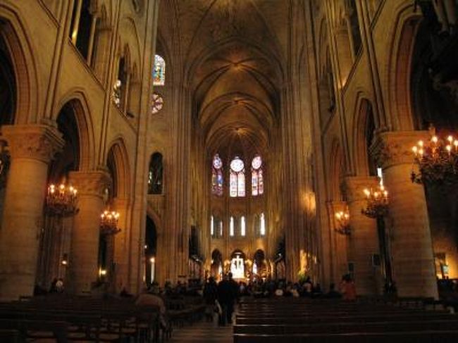 入り口から続く行列にならんで、５分とたたずに入れました。<br /><br />大聖堂の中です。<br />椅子に座ってちょっと休憩しながら眺めました。