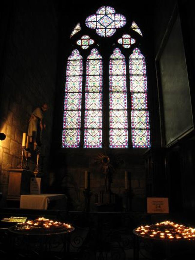 さすがノートルダム寺院はローソクが多いです。