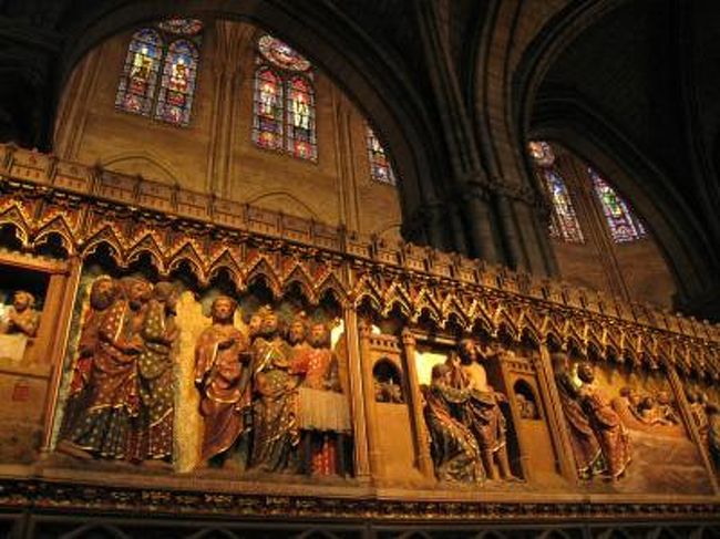 シャルトル大聖堂とは、また違った感じですねぇ。