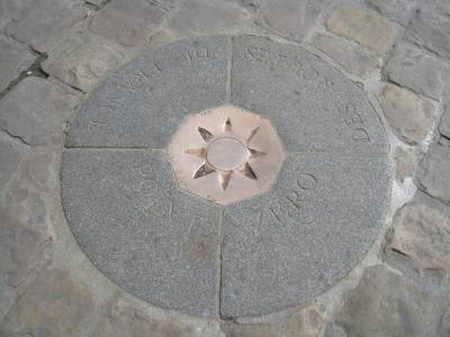 さて、外に出まして、大聖堂前の広場で、パリのゼロ地点を探しました。<br />パリからの距離は全てここから測られています。