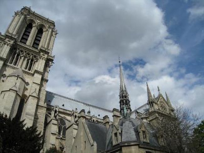 そして、大聖堂向かって右側から、ぐるっと１周してみました。<br /><br />まずは右側です。