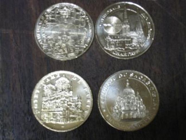 今回のフランス旅行では、４枚の記念メダルを手に入れました。<br />シャルトル大聖堂とマリア様とサクレ・クール寺院とノートルダム寺院。