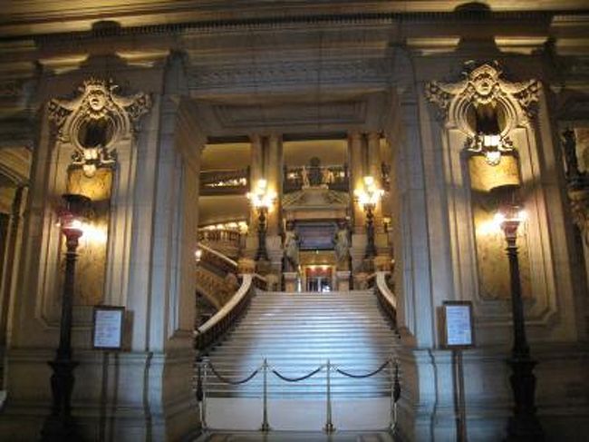 オペラ・ガルニエの中です。<br />本当は天井画が見たかったのですが、入場できるは<br />１６：３０までで、時すでに遅しでした。<br /><br />次、パリに来たときにでも。