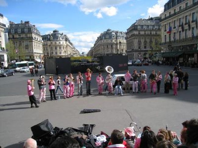 オペラ・ガルニエ前では、何やらピンクの人たちの演奏が行われていました。なんかすごい。