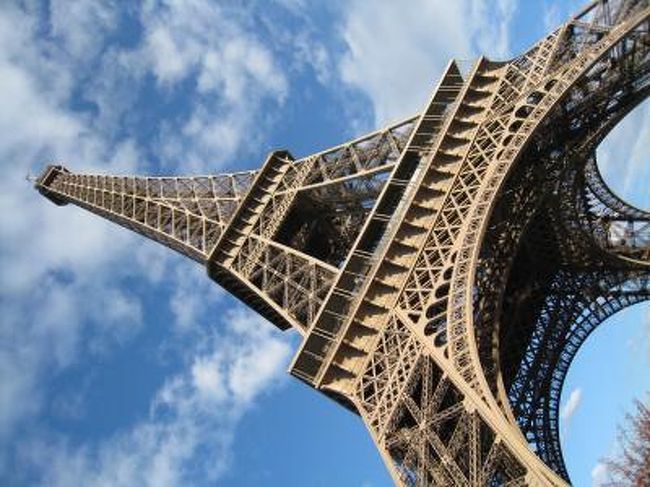 エッフェル塔のまちかくなんかも通ります。<br />だぶん、１９：３０くらいだけど、この青空。