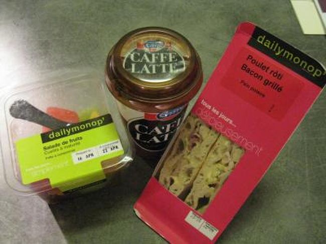 さて、カールージュを凱旋門で降り、メトロ１番線で２駅すすんで、シャンゼリゼ大通りのモノプリにてお買物をしました。<br /><br />これは夕食に。<br />カフェラテとフルーツサラダとサンドウィッチです。<br />パッケージの色がかわいい。