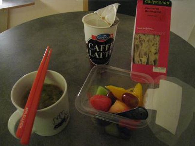 なぜか、そこに味噌汁を追加。ヾ(*´∀｀*)ﾉ<br />ふふｗ、持ってきた湯沸し君が活躍ですよ。