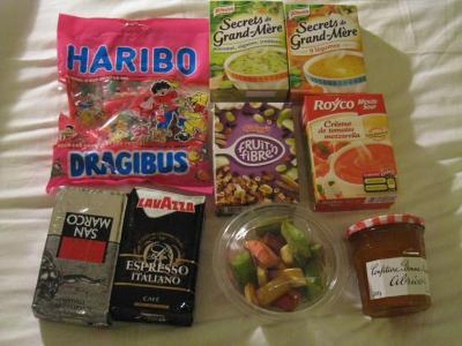 おみやげ用です。<br />日本でもおなじみのクノールのカップスープ。緑はなんとねぎ味でした。あなどれないなクノールめ。<br /><br />ジャム横の透明の容器にはいったお菓子もなかなかおいしかったです、色もかわいいし。<br /><br />スーパーは楽しい。