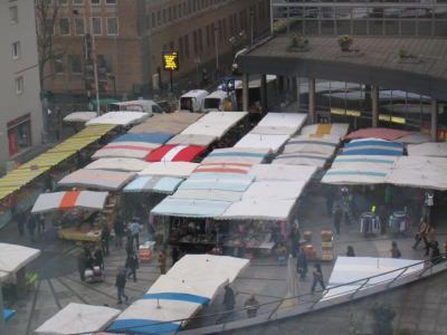 さて、これにて旅は帰国をするのみとなりましたが、ここで、おまけを。<br /><br />おまけ１<br />モンサンミッシェルからパリに戻ってきた次の日の朝に、ホテルの窓から見えた、駅前の市の様子。<br />朝起きてびっくりでした。でも、時間なくて行けずじまいでした。