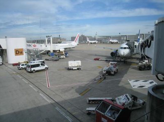 それでは、日が変わりまして帰国です。<br />まずは、シャルル・ド・ゴール空港より、ヘルシンキへ向かいます。<br />日本からヨーロッパに向かう飛行機は、たいていヘルシンキ上空を通過するらしく、ヘルシンキ経由は効率がいいらしいです。