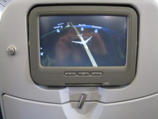 ヘルシンキ〜成田間は、一人ずつモニターがついてる飛行機でした。行きがこっちだったらよかったのにな。帰りは寝たいし。<br /><br />そして、思うのですが、ヨーロッパからの帰りって、いつも就寝時間（到着前の食事が出る少し前）に飛行機がゆれてシートベルトランプが点灯するのですが、たまたまなんでしょうか？