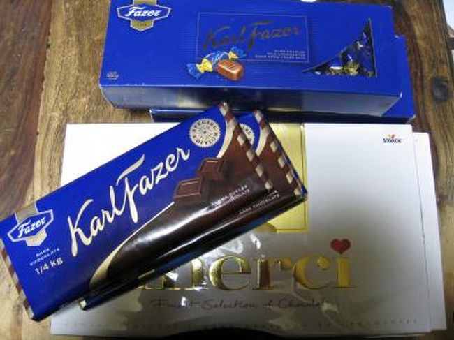そして、ついつい買いすぎてしまう、チョコレート。<br />全部で２ｋｇを超えました。(ﾉ´∀｀)ﾉﾞ<br /><br />一番上の青い箱のチョコは、パリ〜ヘルシンキの機内食についてたチョコ。おいしかったので購入しました。しかも１箱だと４．５ユーロのところ、２箱で６．９ユーロとなり、なんだかお得でした。<br />ちなみに板チョコバージョンも２枚の値段で３枚買えました。３枚で６ユーロでした。<br /><br />白い箱のはドイツのチョコ。以前、フランクフルトの空港で買って、おいしかったので再び購入しました。こっちは１箱７．７ユーロでした。