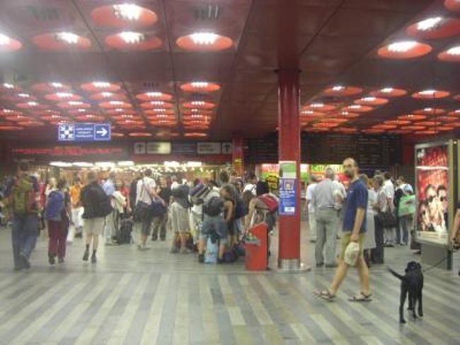 プラハ本駅。<br />切符買うのに相当並びました。<br />凄い人だかり。<br />旅行者がうようよ。<br /><br />お散歩だってしちゃいます。<br />しっぽだって振っちゃいます。