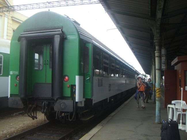 ただいま　チェスキー・クルムロフからマリアーンスケー・ラーズニェに向かっております。<br />ここはチェスケー・ブデェヨヴィッツェの駅のホーム。ここからは電車の旅！<br />今回は何のトラブルもないといいな！<br /><br />しかし電車好きの私としてはこんなレトロな電車ワクワクしちゃいます0(＾−＾)o<br />しかもチェコの電車代は異様に安い！！！！
