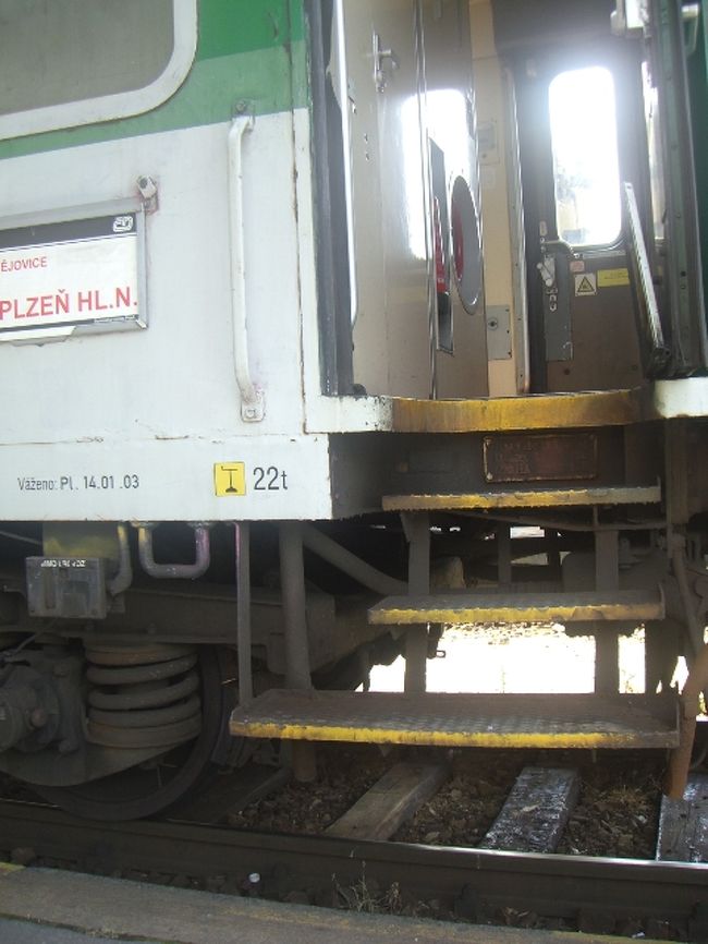 よいしょ〜っ！と<br />何て高いんだ！<br />ヨーロッパの電車はたいがいこうだが、やけに高い気がした（×　×）<br />私の荷物何気に15キロはあると思われ　徐々に筋肉君がつき始めていた。