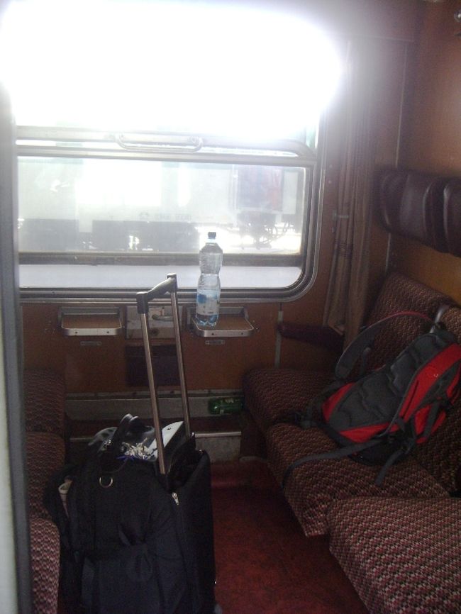 車内はコンパートメント！<br />ヤッタ〜〜〜一人で貸切だ（＞▽＜）<br /><br />出発しましょう→→→↑