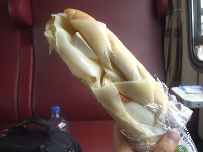 さっき売店で買ったサンドイッチ！<br />電車の中ではこんなのばかり食べてるよ！<br />これが美味しいんだよね(＾ー’*)<br />