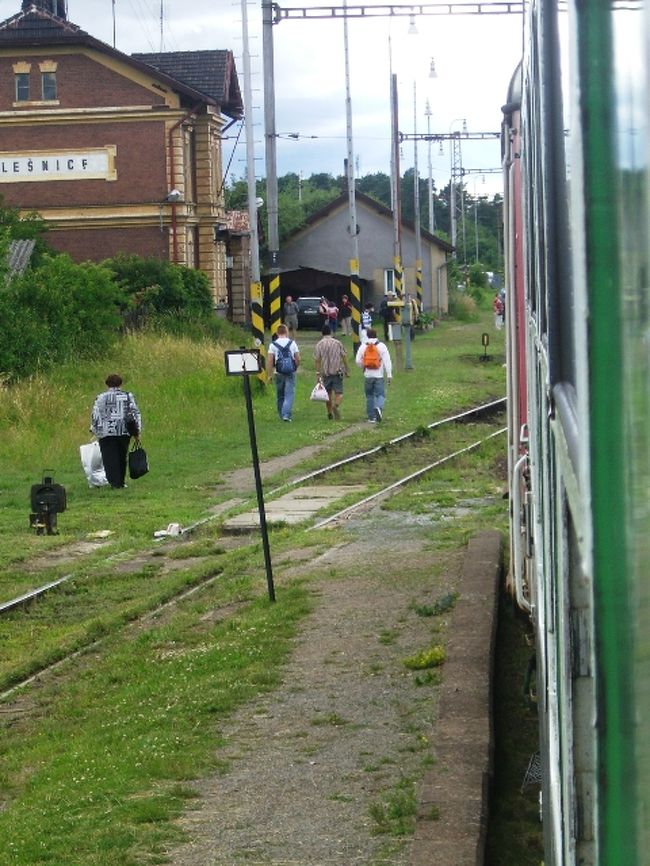 わらわら人が降りてホームに歩いていきます。<br />日本では珍しい光景で面白かった。<br /><br />舗装なんて必要ありません。<br />自然が一番！<br />草の上を歩きましょう。<br /><br />