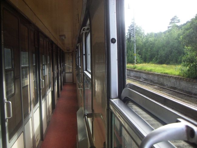 通路はこんな感じ！<br />長〜い通路に全席コンパートメント。<br />情緒あります。