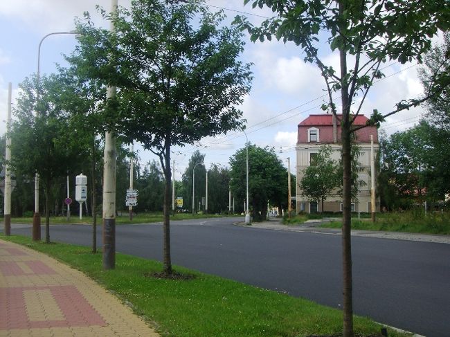 ひとまず泊まるところを探さなくちゃ！<br />確か中心街まで遠かったなぁ・・・<br />さて　気合で歩くか！<br /><br />どんどん歩く。<br />どんどん歩く。<br />どんどん・・・あれ？あってる？？？（不安）<br /><br />意外に遠かった。駅周辺は静かな住宅街でとても温泉街とは思えなかった。<br /><br />だんだんペンション？みたいのが増えてきた。<br />が　人の気配がない。<br /><br />