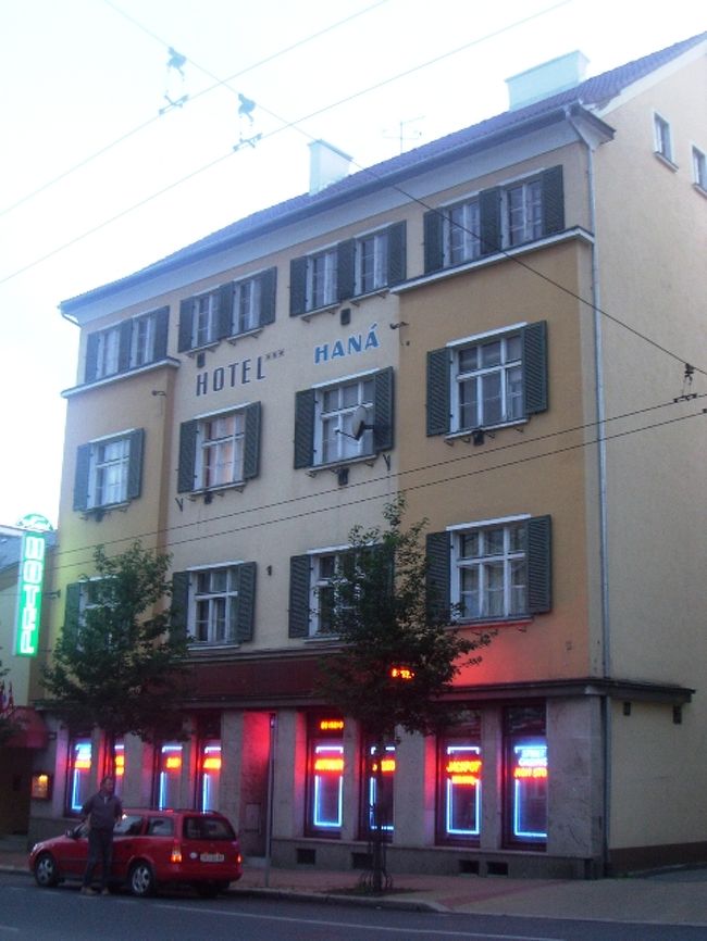 うろうろして要約1件のホテルに落ち着いた。<br />意外と高かった。<br />ホテルの名は｢ＨＡＮＡ｣<br />どうぞよろしく。