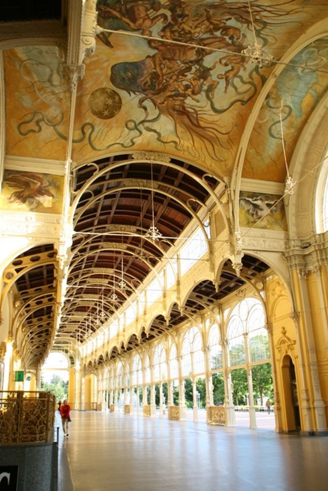 お　これが有名なコロナーダ！<br />確かに淡いクリーム色。綺麗な装飾。素敵な建物だ。<br />思ったより凄く広くて綺麗。<br /><br />このそばにある｢歌う噴水｣の歌うところが見たかったが、どうやら見れそうにもなかった。夏場だと7時から21時まで2時間おきの正時に噴水ショーが行われるらしい。<br />