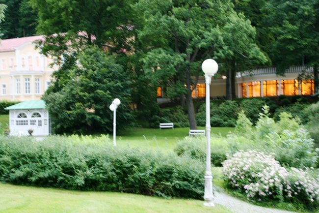 何やら　ガウンを着ている人たちが沢山いる。<br />あそこでスパでもやっているのだろう。<br /><br />私も凄く凄く体験したかった（＞□＜）<br /><br />