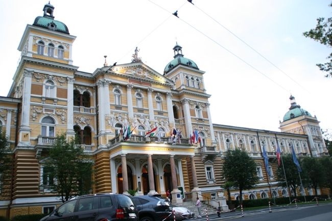 これが有名なスパ施設！<br />「ノヴェー・ラーズニェ」<br /><br />予定では死海の塩を使ったミネラルバスに入り、ドライ炭酸ガスパックにマッサージ・・・はぁ。